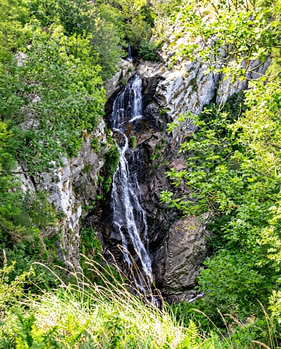 La cascade de Cubserviès dévalant la falaise de la Montagne Noire à Roquefère