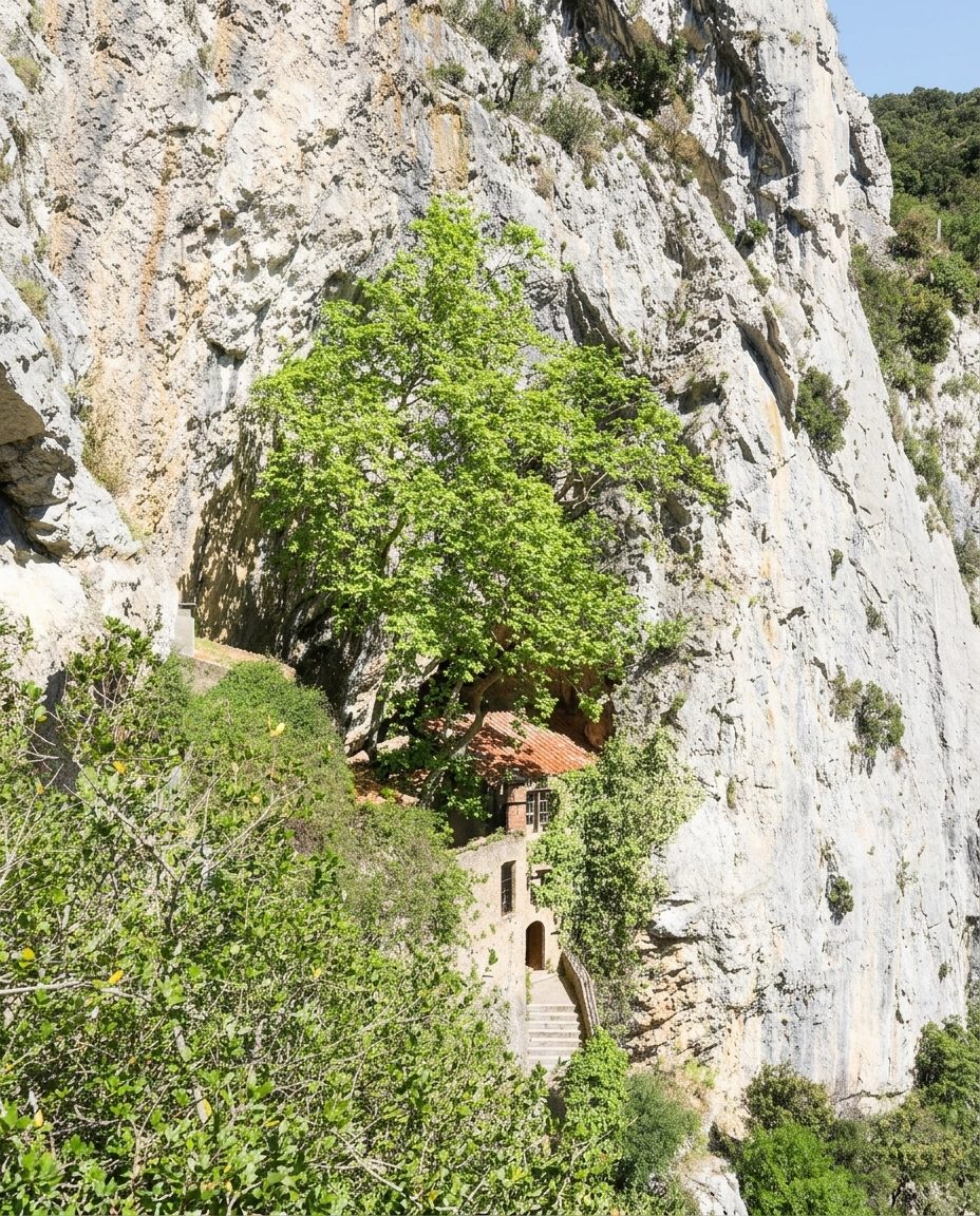 Ermitage troglodytique Saint-Antoine accroché à la paroi des gorges de Galamus