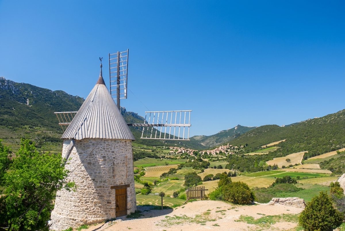 Le moulin d'Omer, moulin à vent restauré au sommet de Cucugnan