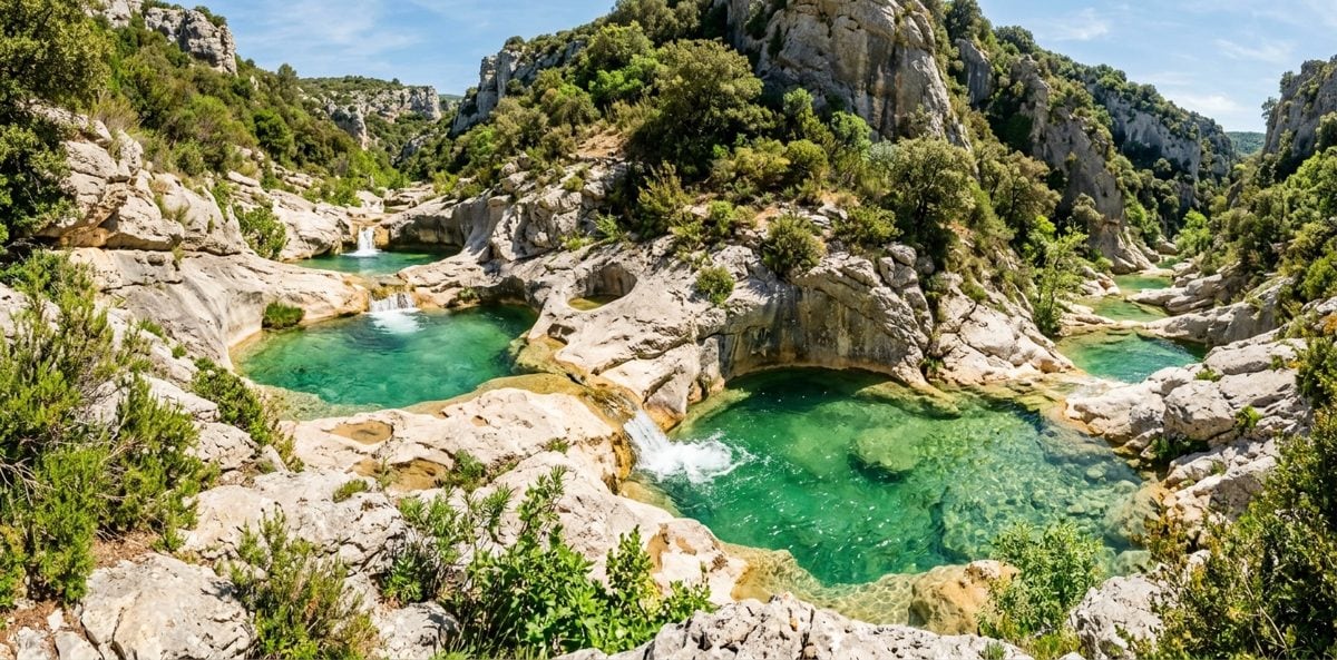 Vasques d'eau émeraude des cascades du Moulin de Ribaute dans les gorges du Verdouble
