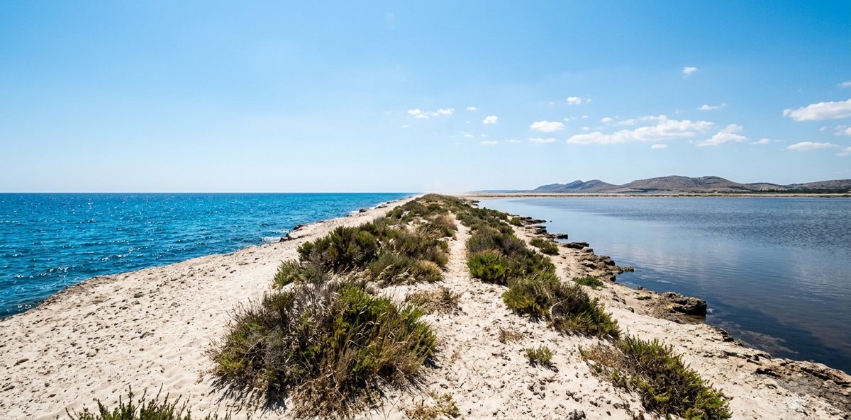 Le cordon de sable de la Vieille Nouvelle entre l'étang et la mer, sans aucun aménagement